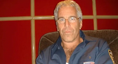 Jeffrey Epstein’in Kabe Örtüsünü İncelerken Çekilmiş Fotoğrafı Ortaya Çıktı