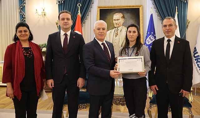 Örnek Davranışa Anlamlı Teşekkür: Başkan Bozbey’den Güvenlik Görevlisine Belge