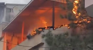 Osmangazi’de Çatı Yangını Üst Kattaki Daireyi Alev Topuna Çevirdi