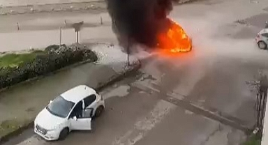 Park Halindeki Otomobil Alev Alev Yandı