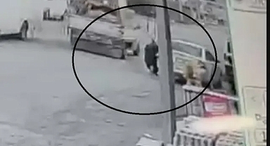 Seyir halindeki pikabın kapağı açıldı: Kadının kafasına çarptı