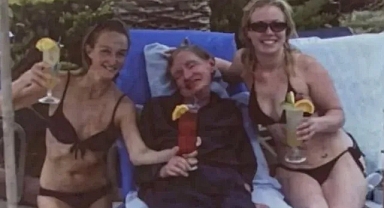 Stephen Hawking Fotoğrafı Jeffrey Epstein Dosyalarıyla Yeniden Gündemde