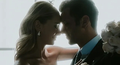 Yasemin Kay Allen Balayında Kırmızı Elbisesiyle Göz Kamaştırdı