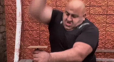 Yumruklarıyla demir çakan Azerbaycanlı