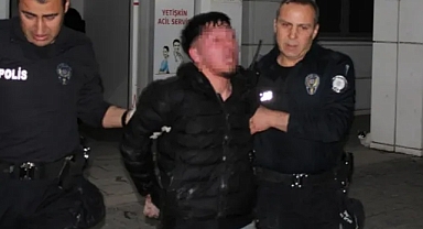 Annesinin Sevgilisini Feci Şekilde Bıçakladı