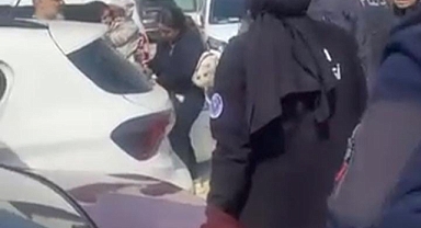 Araçta kilitli kalan çocuk cam kırılarak kurtarıldı