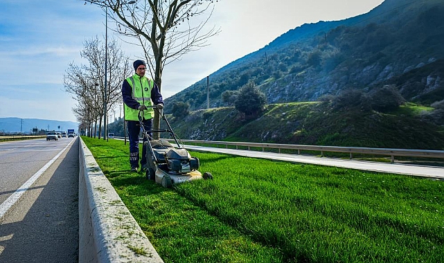 Bursa Büyükşehir Belediyesi Refüjlerde Peyzaj Düzenlemeleriyle Yeşil Kimliğini Güçlendiriyor