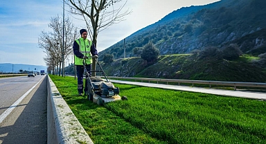 Bursa Büyükşehir Belediyesi Refüjlerde Peyzaj Düzenlemeleriyle Yeşil Kimliğini Güçlendiriyor