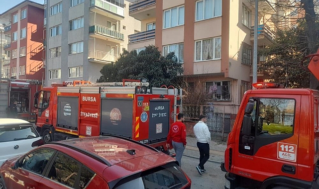Bursa'da Çatı Yangını Paniği: İtfaiye Ekipleri Alevleri Büyümeden Söndürdü