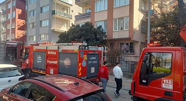 Bursa'da Çatı Yangını Paniği: İtfaiye Ekipleri Alevleri Büyümeden Söndürdü