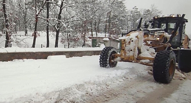Bursa'da Kar Yağışı: Ekipler Yolları Açmak İçin Çalışıyor