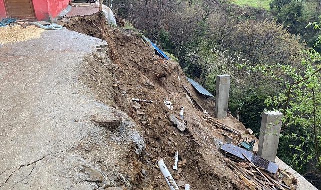 Bursa'da Yoğun Yağış Sonrası Toprak Kayması: Kadın Mahsur Kaldı