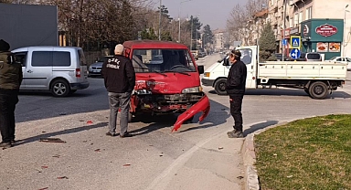Bursa İnegöl Kaza: Özel Halk Otobüsü ile Minibüs Çarpıştı, 3 Yaralı
