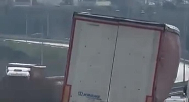 Bursa Nilüfer’de Seyir Halindeki Tır Trafikte Tehlike Yarattı