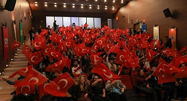 Bursalılar Millilere Omuz Omuza Destek Verdi