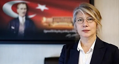 Emine Ülker Tarhan CHP'ye Döndü! Rozetini Özgür Özel Taktı