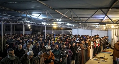 Gazze’de Kadir Gecesi: Han Yunus’ta Yıkıntılar Arasında Dualar Yükseldi