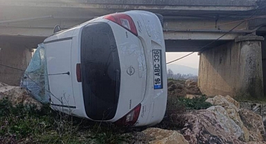 İnegöl’de Araç Dere Yatağına Uçtu: Sürücü Yaralandı