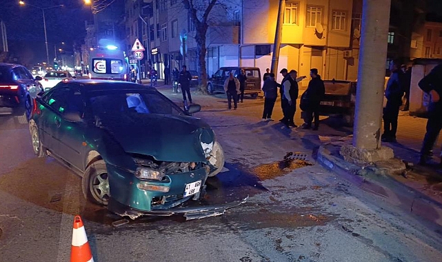 İnegöl’de Kontrolden Çıkan Otomobil Direğe Çarptı: 3 Yaralı