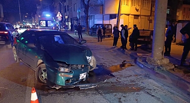 İnegöl’de Kontrolden Çıkan Otomobil Direğe Çarptı: 3 Yaralı