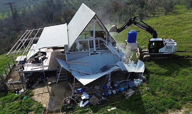 İznik’te Tarım Arazilerine Yapılan Kaçak Tiny House’lar Yıkıldı