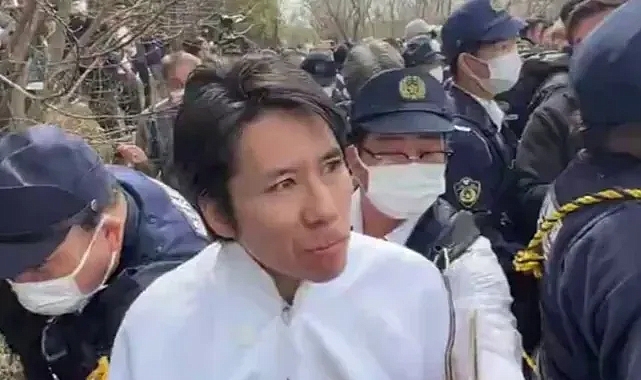 Japon Siyasetçiye Yumruklu Saldırı