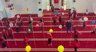 Karacabey'de Camiyi Renkli Süslemelerle Çocuklara Açtılar