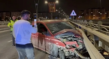 Kontrolden Çıkan Otomobil Bariyerlere Çarptı