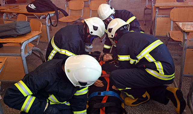 Osmangazi Belediyesi Afet Tatbikatı ile Öğrenciler Gerçeğini Aratmayan Senaryolarla Eğitim Aldı