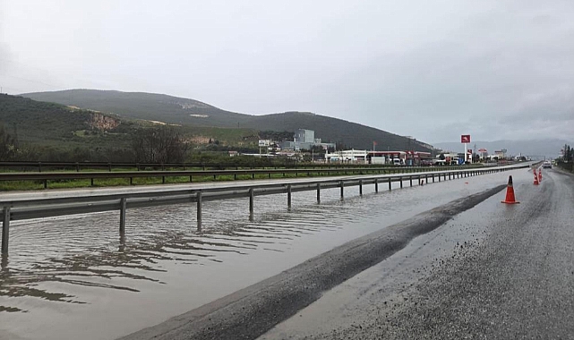 Sağanak Yağmur Araçları Mahsur Bıraktı
