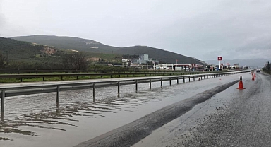 Sağanak Yağmur Araçları Mahsur Bıraktı