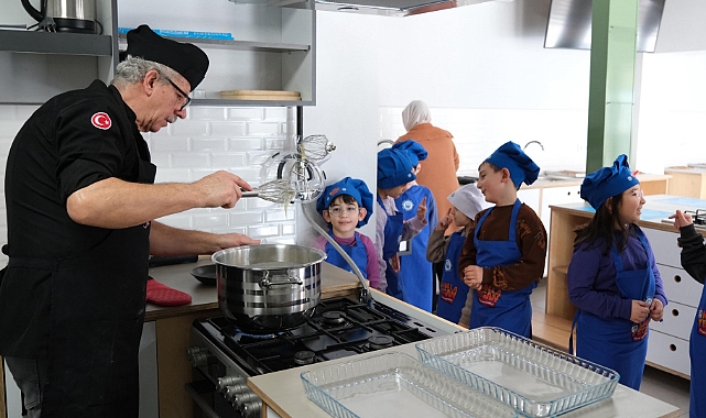 Yıldırım Belediyesi Ramazan Etkinliği ile Minikler Süt Helvası ve Şekerpare Yaptı