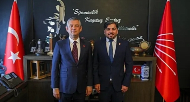 Arif Kocabıyık CHP’ye Katıldı: Özgür Özel Rozet Taktı, Tartışmalar Büyüdü