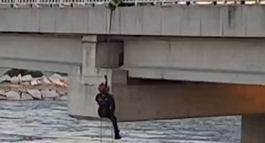 Asılı kalan güvercini halatla inip kurtardılar