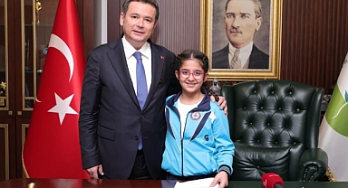 Başkan Aydın koltuğu çocuklara bıraktı