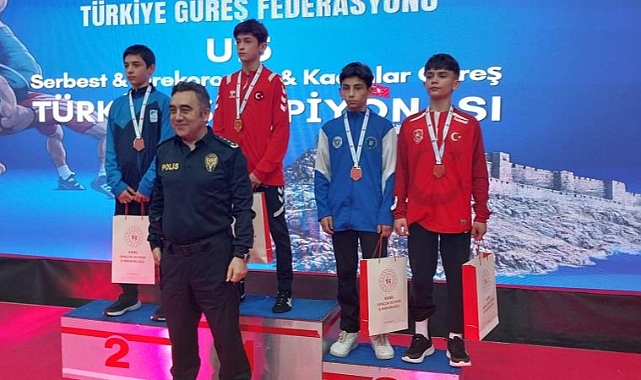 Bursa Büyükşehir Belediyesporlu güreşçiler Türkiye Şampiyonası’nda 3 madalya kazandı