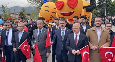 Bursa’da 23 Nisan Coşkusu: Yüzlerce Kişi Kortej Yürüyüşünde Buluştu