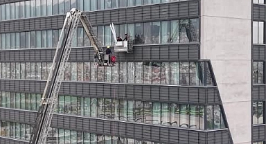 Bursa'da 52 Metre Yüksekte Mahsur Kalan İşçiler Kurtarıldı