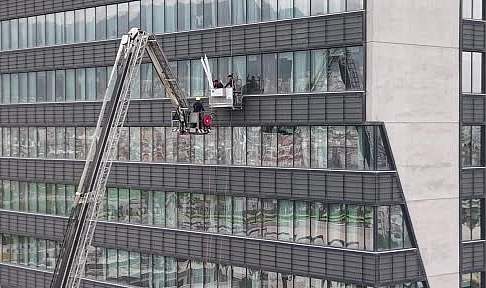 Bursa'da 52 Metre Yüksekte Mahsur Kalan İşçiler Kurtarıldı