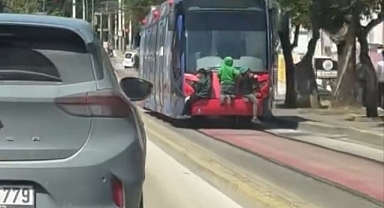 Bursa’da tehlikeli yolculuk: Tramvayın arkasına tutunan çocuklar yürekleri ağza getirdi