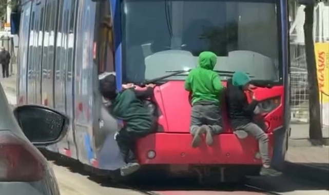 Bursa’da tehlikeli yolculuk: Tramvayın arkasına tutunan çocuklar yürekleri ağza getirdi