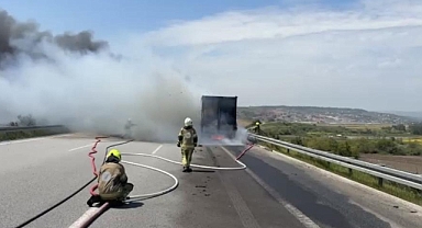 Bursa İzmir Yolu’nda Presli Karton Yüklü Tır Alev Alev Yandı