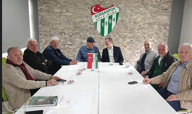 Bursaspor'un unutulmaz kaptanı Özden'in kitabı öğrencilere dağıtıldı