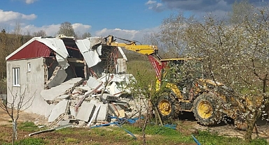 İnegöl'de 142 kaçak yapı yerle bir edildi