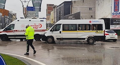 İnegöl’de Feci Kaza: Kamyon ile Servis Minibüsü Çarpıştı