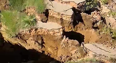 İnegöl’de Heyelan: İki Mahalleyi Bağlayan Yol Ulaşıma Kapandı