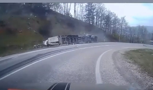 İnegöl-Domaniç Yolunda Su Yüklü Tır Devrildi: Sürücü Yaralandı