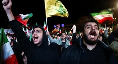 İran'da Ateşkes Kutlamaları Sokaklara Taştı