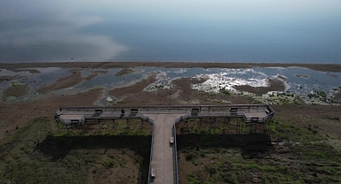 İznik Gölü'nde Su Çekilmesi Endişe Yarattı: Sanayi Su Kullanımı Eleştiriliyor