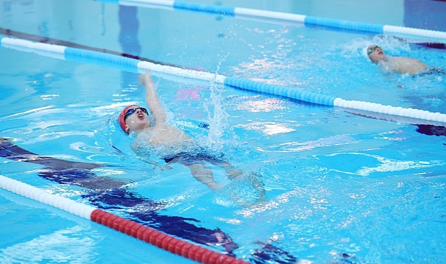 Osmangazi Belediyesi Yüzme Şenliği’nde 23 Nisan Coşkusu